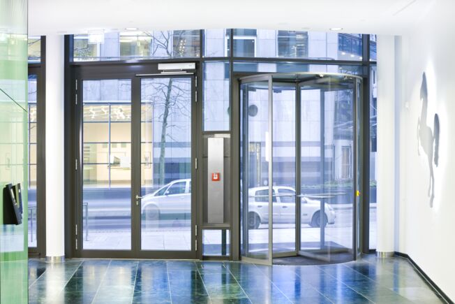 Automatikus forgóajtó rendszer - TSA 325 NT + ajtómozgató - Slimdrive EMD, VGH Biztosító A forgóajtó biztosítja, hogy több fény jöjjön be, és hogy be-/kijárás akadálymentes legyen a látogatók számára. Ez az ajtómozgatóra is vonatkozik.