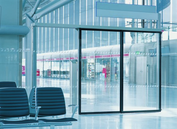 Automatizare pentru u i glisante Slimdrive SLT la aeroportul Köln-Bonn Sistem de u i glisante telescopice automat pentru utilizarea în cele mai înguste fa ade din sticl  cu dou   ine de rulare rezemate paralel conduc canaturile de u    i ating l  imi de deschidere ridicate.