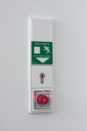 Fluchttürsteuerung TZ 320 im Vitra Haus, Weil am Rhein. Türzentrale zur universell einsetzbaren Steuerung und Absicherung vernetzter Fluchttüren