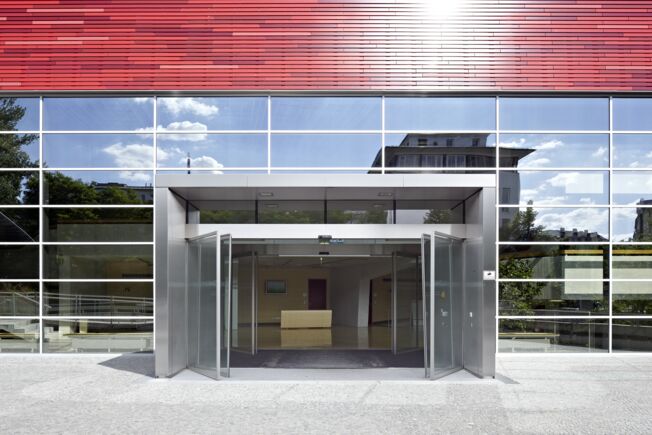 Slimdrive SL-BO, Hörsaalzentrum Klinikum rechts der Isar, München Automatisches Schiebetürsystem für Flucht- und Rettungswege mit Break-Out-Funktion