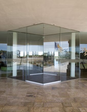 Automatizare pentru u i glisante Slimdrive SLV (u   glisant  unghiular ) în hotelul Parador National del Saler din Valencia Sistem de u   glisant  liniar  automat  cu uzur  redus  foarte silen ioas , cu în l ime constructiv  mic   i linie de proiectare clar  pentru confort de trecere optim.