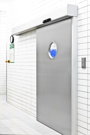 Automatska vrata s kliznim pogonom Powerdrive ugra en u VGH osiguranja Hannover Automatski sustav linearnih kliznih vrata S vrlo mo nim pogonom za velika, te ka krila vrata i velike  irine otvora.