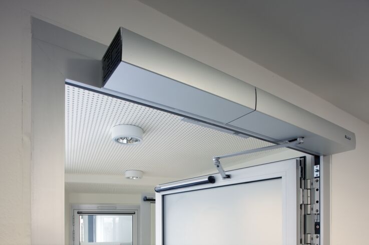 Drehtürantriebssystem GEZE Slimdrive mit integrierter Feststellvorrichtung