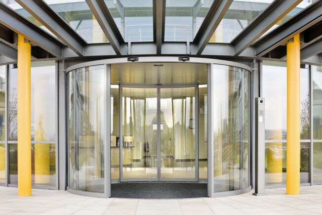Slimdrive SCR Voor representatieve gebouwingangen met grote lichtinval Heeft een geïntegreerde accu voor noodopening bij veiligheidsrelevante storingen, zoals stroomuitval.