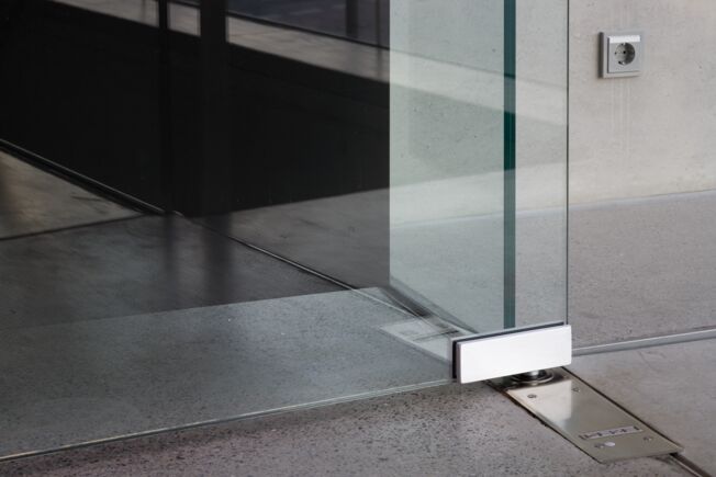 Detailaufnahme TS 550 NV bei Glas Trösch, Kempten. GEZE Bodentürschliesser TS 500 NV für ecklagernde Ganzglasanlagen Türflügel,   
geeignet für Anschlag- und Pendeltüren