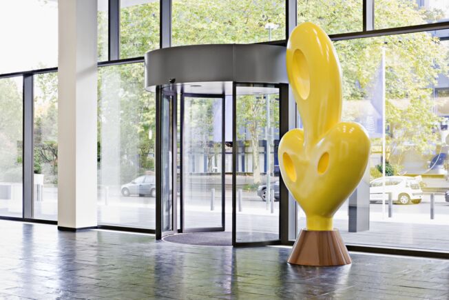 Slimdrive SCR met verhoogde plafondkrans Voor representatieve gebouwingangen met grote lichtinval Heeft een geïntegreerde accu voor noodopening bij veiligheidsrelevante storingen, zoals stroomuitval.
