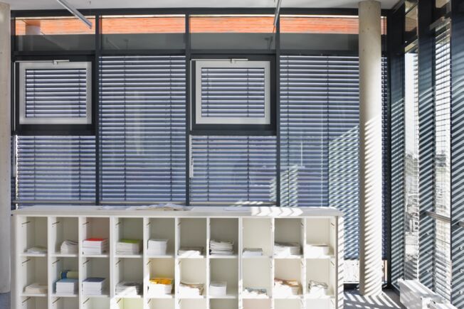 OL 90 N met handgreep, kunsthogeschool Alfter Opliggende platvorm-bovenlichtopener met een openingsbreedte van 170 mm