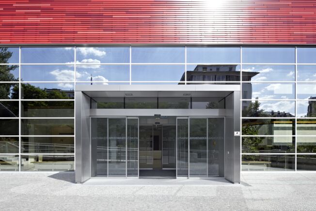 Automatischer Schiebetürantrieb Slimdrive SL-BO im Hörsaalzentrum des Klinikums rechts der Isar in München Automatisches Schiebetürsystem für Flucht- und Rettungswege mit Break-Out-Funktion