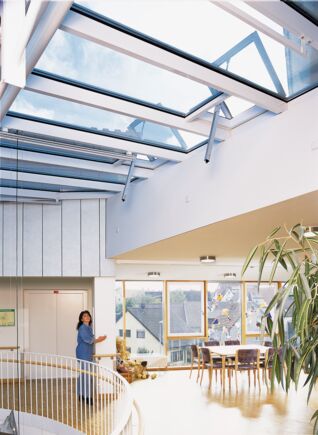 E 350 N electric spindle drive E 350 N can be put to universal use thanks to its extensive range of consoles
Inward opening and outward opening windows with bottom-hung, top-hung and side-hung leaves.
Particularly suitable for slats and roof windows. Installation on wooden, plastic or metal windows.