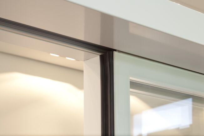 Entraînement automatique de porte coulissante Slimdrive SL NT avec système tout verre intégré ( IGG) Installation de l entraînement de porte coulissante automatique Slimdrive SL NT avec système tout verre intégré (IGG) dans le bâtiment d entreprise de GEZE GmbH, Leonberg