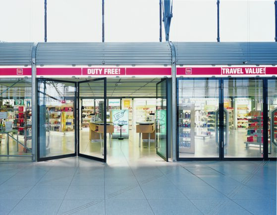Numerous application possibilities: in shopping centres and shop entrances, railway stations, airports, hotels and restaurants or as night-time separation for banks and conference rooms.