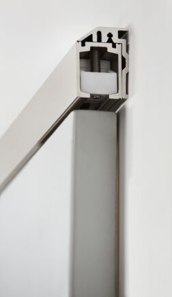 Schuifdeurdetail Perlan 140. Schuifbeslag voor glazen deuren met intrekdemper aan een of beide zijden