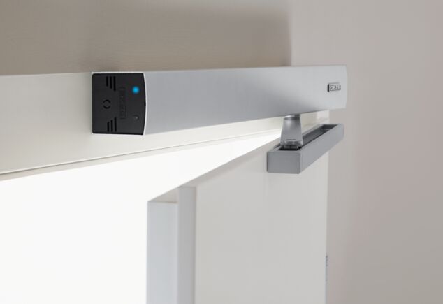 Draaideuraandrijving ECturn met glijrail Automatische draaideuraandrijving ECturn voor barrièrevrije eenvleugelige deuren, elektrische eindslag en obstakelherkenning detecteert een obstakel door aanraking en stopt het openen of sluiten