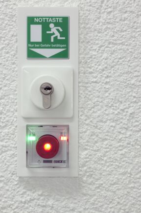 Fluchttürsteuerung TZ 320, Stuttgart. Door control unit TZ 320 installed in the office building Z-UP