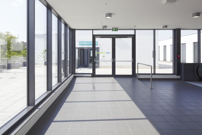 Fels  szerelés , csúszósínes ajtózár TS 5000 L-ISM, beépítve fürstenfeldbruck-i City Pointban. Fels  szerelés , csúszósínes ajtózár rendszer, pánttal ellentétes oldalon, kétszárnyú ajtókhoz antipánik funkcióval és csukássorrend szabályozással.