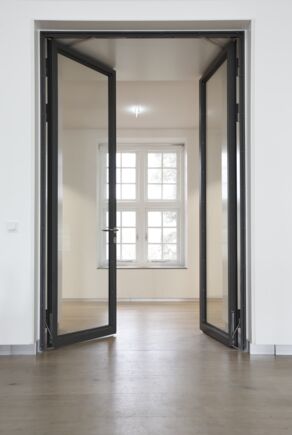 Door closer Boxer ISM at the Hermitage Museum Integrated door closer system for double leaf doors with closing sequence control, electric hold-open device and integrated back check that slows down strongly opened doors.