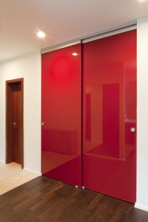 The door fitting technology is integrated in the 40 mm high track and can be used for leaf weights up to 140 kg. The elegant profile makes it ideal for visible use, e.g. in offices.