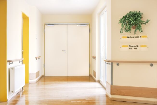 Gleitschienentürschließer TS 5000 R-ISM, verbaut im Integra Pflegeheim in Ronnenberg. Brandabschnittstür mit TS 5000 R-ISM, Gleitschienentürschließersystem für zweiflügelige Türen mit Schließfolgeregelung und Rauchschalter.