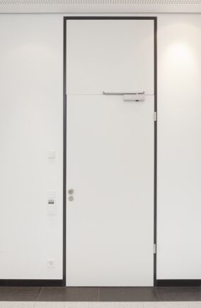 Door closer TS 3000 V und TS 5000 R in office & corporate buildings The door closers blend perfectly into the overall environment with their minimal design. In addition, they provide optimum ease of access.