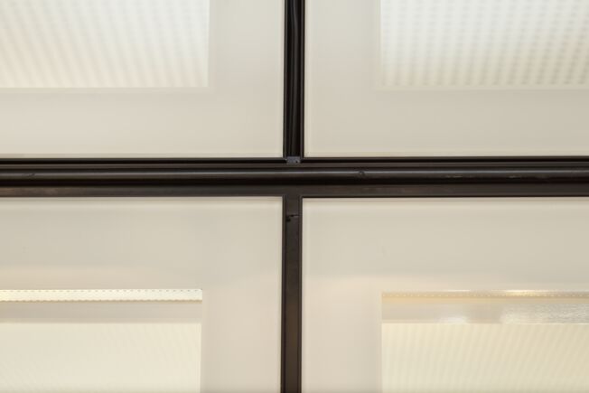 Entraînement automatique de porte coulissante Slimdrive SL NT avec système tout verre intégré ( IGG) Système de porte coulissante linéaire automatique inusable et sans à-coup avec une faible hauteur de construction et une ligne de conception claire avec système tout verre intégré (IGG) dans le bâtiment d entreprise de GEZE GmbH, Leonberg