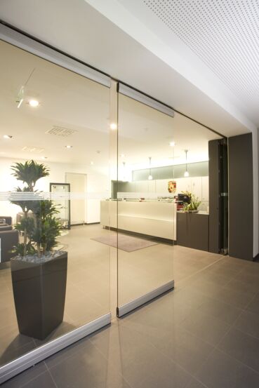Manual sliding wall system Transparent room design and rooms flooded with light: with GEZE MSW systems. Consisting of swing doors and sliding panels with different design lines: Classicline, Pureline and Protectline.