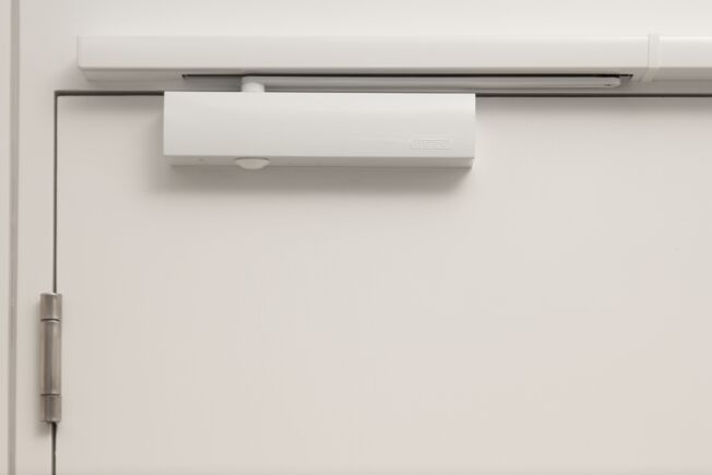 Gleitschienentürschließer TS 5000 R-ISM TS 5000 R-ISM, Gleitschienentürschließersystem für zweiflügelige Türen mit Schließfolgeregelung und Rauchschalter, verbaut bei der GEZE GmbH in Leonberg.