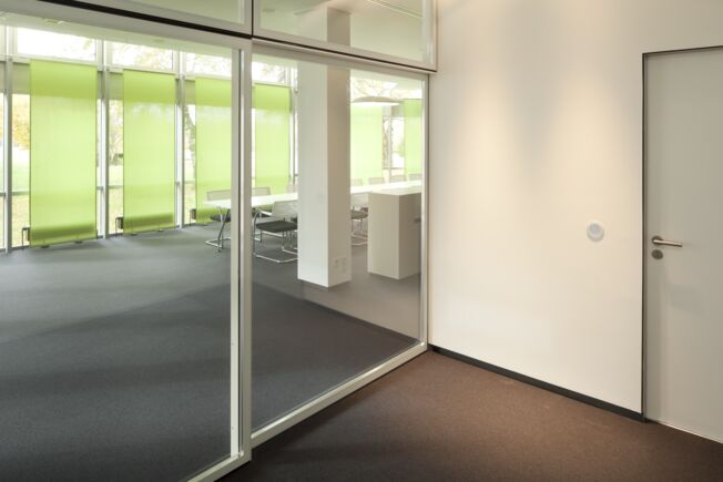 Slimdrive SL NT + IGG NT + LED, GEZE GmbH Leonberg Système de porte coulissante linéaire automatique inusable et silencieux avec une faible hauteur de construction et une ligne de conception claire.