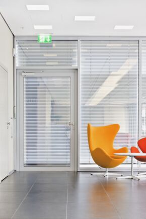 Türschließer TS 5000 verbaut im Rheinlandhaus in Köln. Der Türschließer ermöglicht optimalen Begehkomfort, außerdem fügt er sich perfekt in das Gesamtbild ein. Der TS 5000 bietet nicht nur einen hydraulischer Endschlag, sondern auch eine Öffnungsdämpfung.