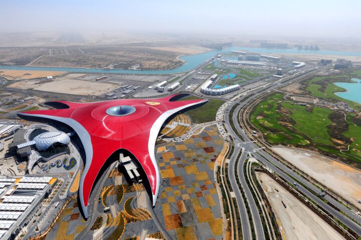 Luftaufnahme Ferrari World Abu Dhabi.