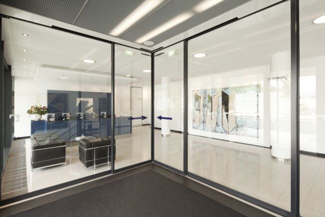Automatizare pentru u i glisante Slimdrive SLV (u   glisant  unghiular ) în cl direa de birouri a Häussler Global Office GmbH, Stuttgart Sistem de u   glisant  liniar  automat  cu uzur  redus  foarte silen ioas , cu în l ime constructiv  mic   i linie de proiectare clar  pentru confort de trecere optim.