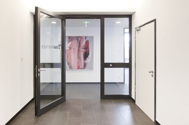 Deurdranger TS 3000 V und TS 5000 R in Häussler Global Office GmbH, Stuttgart. De deurdrangers zijn geschikt voor optimaal gebruiksgemak en passen perfect in het totaalbeeld. De TS 5000 R en de TS 3000 V kunnen ook aan brandwerende en rookbeschermingsdeur worden aangebracht.