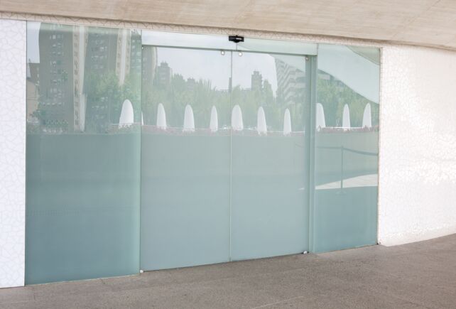 Automatisches Rundschiebetürsystem Slimdrive SC mit GGS Automatisches Rundschiebetürsystem Slimdrive SC mit Ganzglassystem (GGS), verbaut im Palacio de las Artes Reina Sofia, Valencia