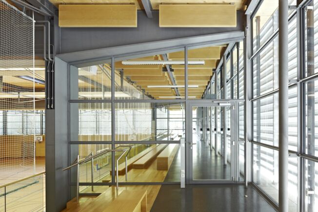 Türschließer TS 5000, Berufsschulzentrum München Der Türschließer ermöglicht optimalen Begehkomfort, außerdem fügt er sich perfekt in das Gesamtbild ein. Der TS 5000 bietet nicht nur einen hydraulischer Endschlag, sondern auch eine Öffnungsdämpfung.