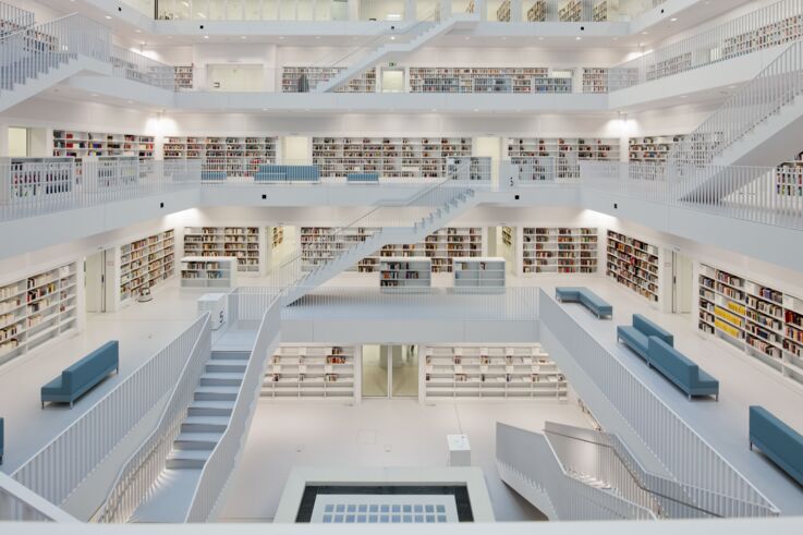 Visning av lesegalleriet og overlyset i Stuttgart offentlige bibliotek. Bilde: Lazaros Filoglou for GEZE GmbH