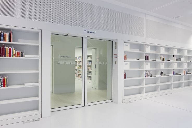 Et felles produkt fra GEZE og Hörmann: automatisk tilgjengelig T30 skyvedørsystem i brannsikkerhetsdesign. Bilde: Lazaros Filoglou for GEZE GmbH 