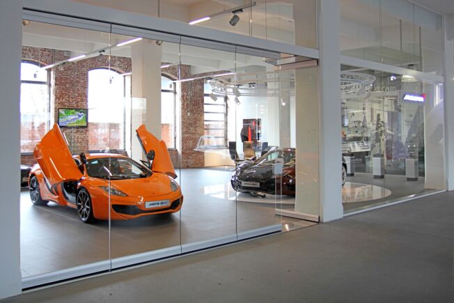 MSW System at the McLaren Showroom Frankfurt Room design and a high-quality product presentation are individually possible with GEZE manual sliding wall systems (MSW).