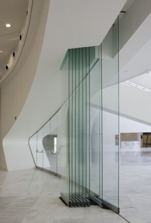 MSW system in the Palacio de Congresos de Oviedo, Spain Transparent, movable separation in the foyer with GEZE manual sliding wall systems (MSW).