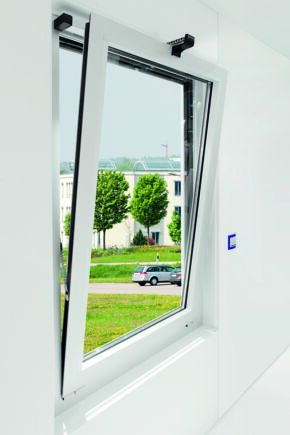 Chain drive Powerchain with safety scissor stays Chain drive for large and heavy window elements that need large opening widths, installed in a residential building