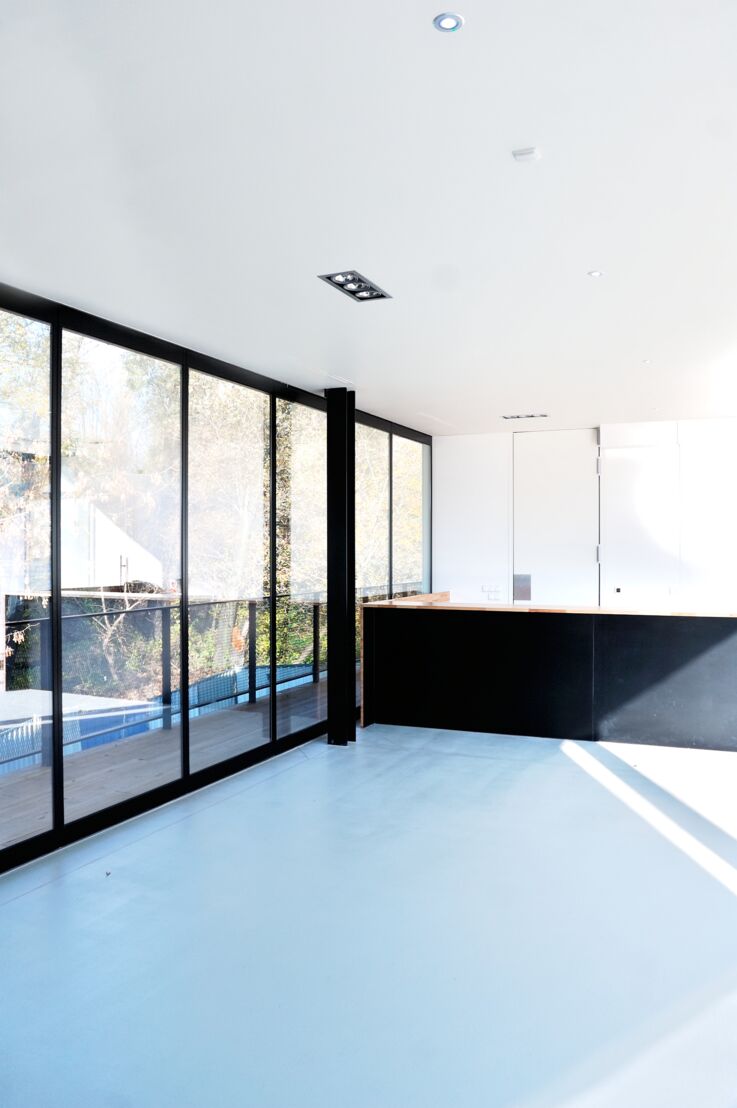 Installation situation (82028) - Manual sliding wall systems (MSW) open up, divide, and separate rooms and they adapt flexibly to your particular needs. With the MSW SmartGuide technology, shop fronts can be opened completely and no longer require swing door end panels.