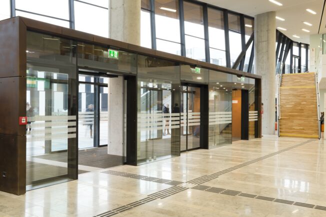 Slimdrive SL-FR automatische schuifdeur in de Wirtschaftsuniversität Wenen Speciaal ontworpen voor installatie in vluchtroutes: de schuifdeuraandrijving GEZE Slimdrive SL-FR is ideaal wanneer veiligheid voorop staat.