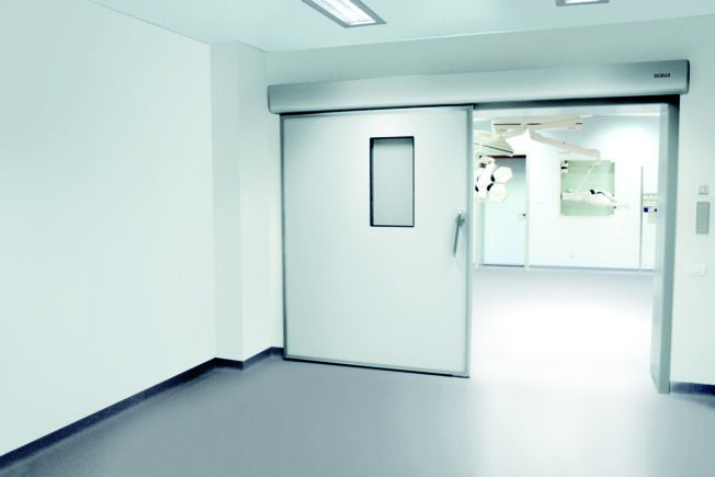 Solu ie ac ionare GEZE kit Powerdrive PL-HT, montat pe un salon de spital Sistem de u   glisant  liniar  automat pentru u i grele mari în zonele cu cerin e de igien  ridicate