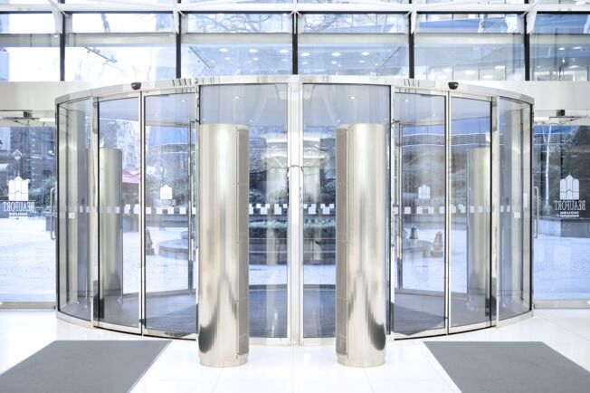 Automatisches Rundschiebetürsystem Slimdrive SC Das automatische Rundschiebetürsystem Slimdrive SC verbindet modernes Design mit optimaler Barrierefreiheit und Begehkomfort im Beaufort House, London, UK.
