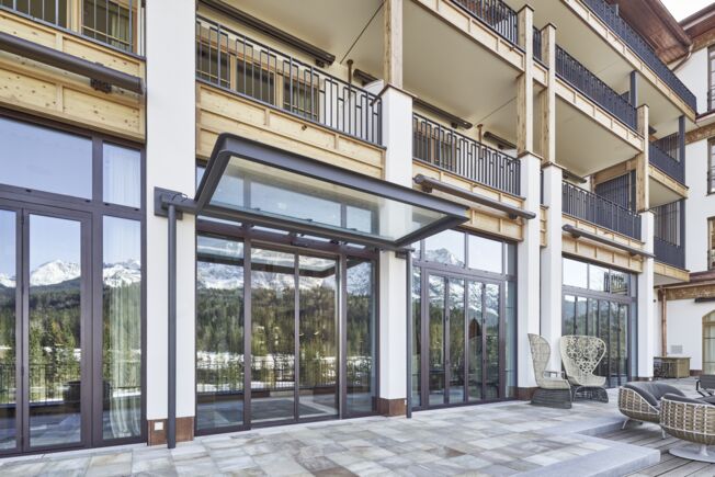 Die verglasten Automatiktüren fügen sich perfekt in die Fassade der Aussichtsterrasse ein.