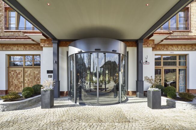 Slimdrive SCR Voor representatieve gebouwingangen met grote lichtinval. Heeft een geïntegreerde accu voor noodopening bij veiligheidsrelevante storingen, zoals stroomuitval.