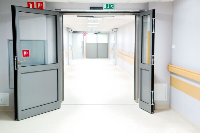 Türschließer TS 5000 und 3000 ISM im Militärinstitut der Medizin Türschließer TS 5000 Dieser Türschließer für einflügelige Türen steht für klare Linien. Es ist für die Installation an Feuer- und Rauchschutztüren sowie für die Installation von 3000 ISM am Militärischen Medizinischen Institut in Warschau, Polen, zugelassen.