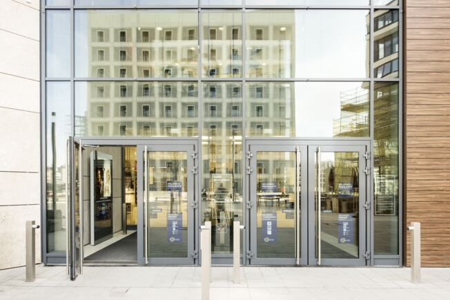 GEZE equipped the shopping mall with the latest door and safety technology. It was awarded the Gold level of the pre-certificate by the German Sustainable Building Council (DGNB).