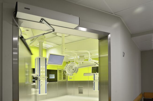 Komfortowy dost p do obszaru SO dzi ki TSA 160 NT, Szpital Dzieci cy, Warszawa, Polska Automatyczny system TSA 160 NT IS to system drzwi obrotowych ze zintegrowan , niewidoczn  regulacj  kolejno ci zamykania.