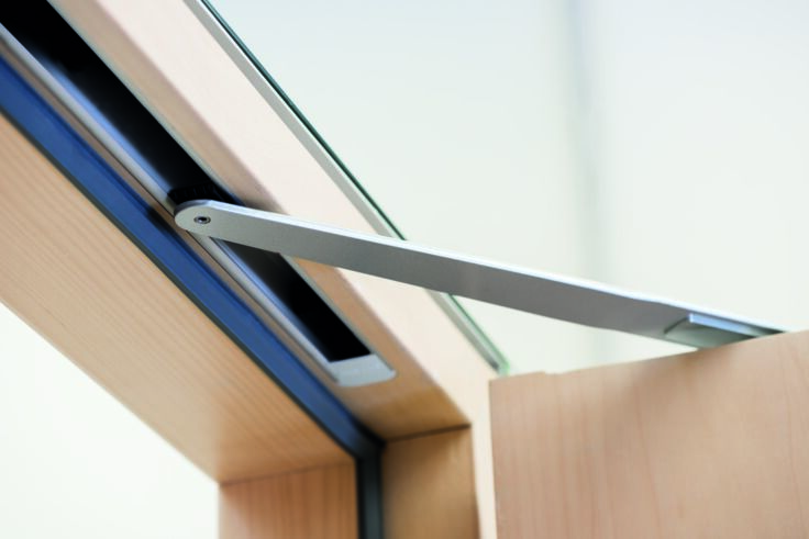 Close-up of the Boxer E-ISM-EFS free swing door closer