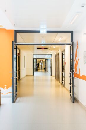 Gleitschienentürschließer TS 5000 R-ISM, verbaut im Olgahospital in Stuttgart. Brandabschnittstür mit TS 5000 R-ISM, Gleitschienentürschließersystem für zweiflügelige Türen mit Schließfolgeregelung und Rauchschalter.
