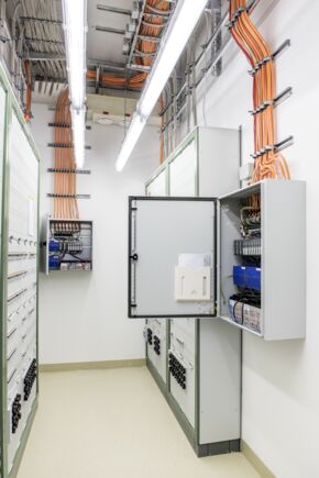 MBZ 300 N72, Olgahospital Zelfs de meest complexe rook- en warmteafvoerinstallaties, zoals in het Olgahospital, stuurt de modulaire noodstroomcentrale MBZ 300 aan. Veiligheid en betrouwbaarheid - zowel in geval van brand als in de dagelijkse ventilatiemodus.